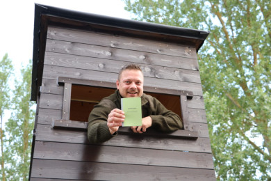 Mathias Otto mit seinem Jagdschein - Jagdschule Insel Rügen