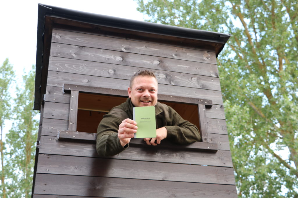 Mathias Otto mit seinem Jagdschein - Jagdschule Insel Rügen