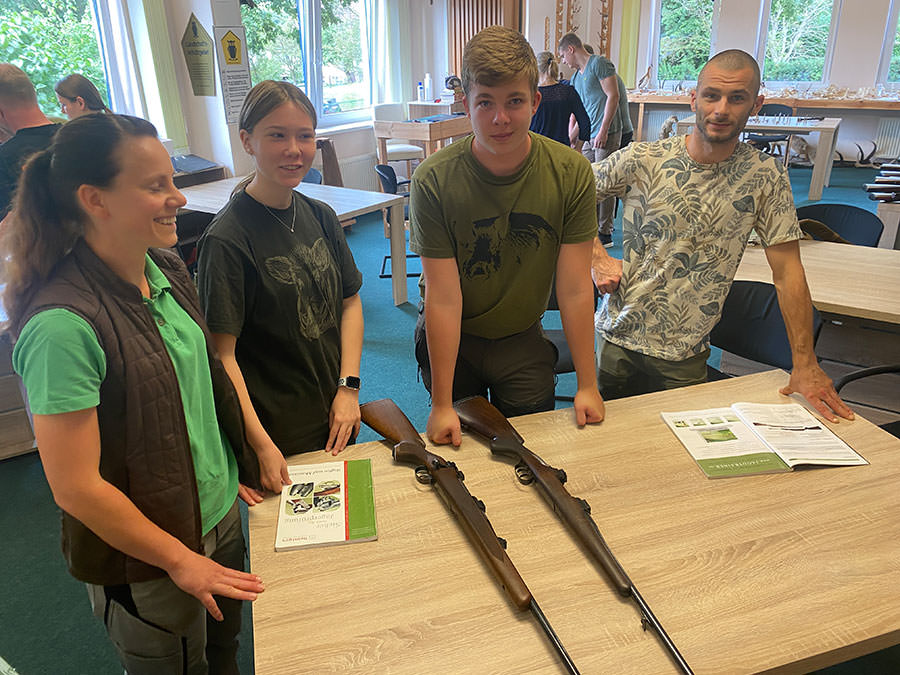 Jungjäger bei der Ausbildung  im Beriech Waffenhandhabung in der Jagdschule auf der Insel Rügen