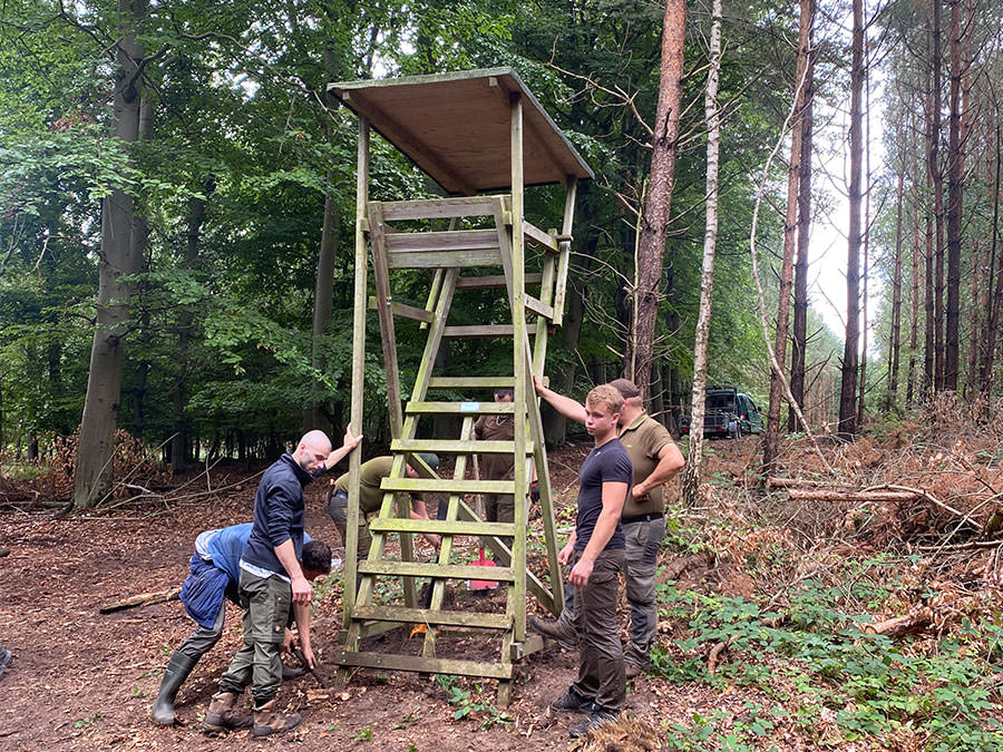 Teilnehmer der Jägerausbildung in der Jagdschuel Rügen beim Hochsitzbau