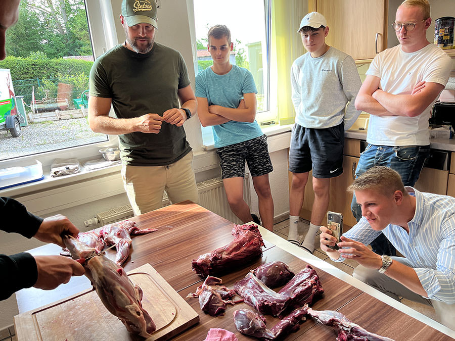 Zerlegen und Zubereitung von Wild in der Jagdausbildung der Jagdschule Rügen